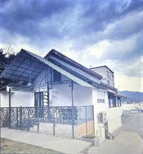 Casa Alba STr,Crizantemelor 17