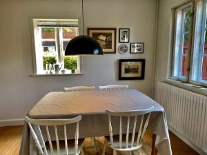 Idyllisk, historisk byhus ved fjorden i Mariager