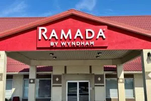 Ramada by Wyndham Lumberton - 兰伯顿