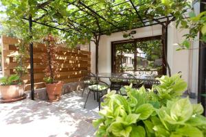 3 holiday apartments with shared pool, peaceful location