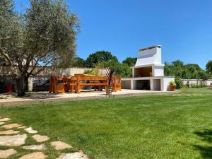 3 holiday apartments with shared pool, peaceful location