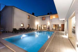 3 holiday apartments with shared pool, peaceful location 