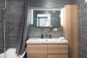 Appartements Spacieux appartement - Parking - Piscine - BV : photos des chambres