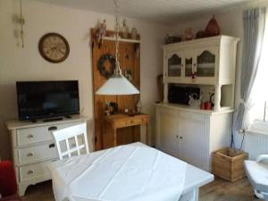 Dollhouse Modern retreat