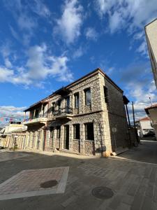 Amfikleia Earth houses