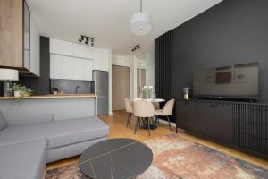 Cozy Apartment with Air Conditioner and Parking by Noclegi Renters