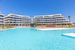 ViVi Homes - Fari Pool, Sauna, Gym & Sea View