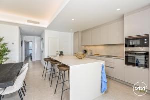 ViVi Homes - Fari Pool, Sauna, Gym & Sea View