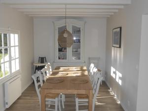 Maisons de vacances Longere renovee proche Palais avec jardin, 5 chambres, 3 salles de bain, WIFI, ideale famille - FR-1-418-179 : photos des chambres