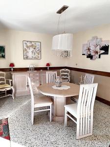 Maisons de vacances Maison de 2 chambres avec piscine privee et jardin clos a Veyras : photos des chambres
