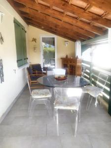 Maison paisible à Veyras avec piscine privée et vue montagne