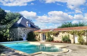 Villa spacieuse et piscine privée à Ploubezre - Ploulech