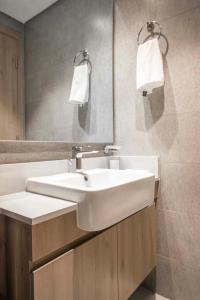 Luxury 1BR Getaway: Steps from Dubai Hills Park
