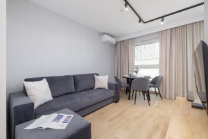 Bright Apartment in Kraków with Garden, Air Conditioning, Parking and Desk by Renters Prestige