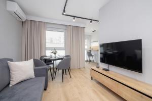 Bright Apartment in Kraków with Garden, Air Conditioning, Parking and Desk by Renters Prestige