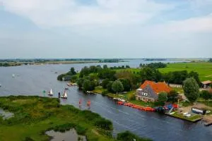 Groepsaccommodatie 'Jister' aan open vaarwater in Friesland - Uilesprong