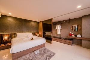 Duplex Pool Access 2brs Patong