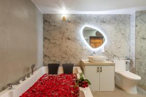 House Of Josma By There4You Tourism 200mts from Candolim Beach Private Swimming Pool and Jacuzzi