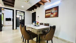 BluO 3BHK Green Park, Private Garden Lift - Balcony