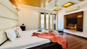 BluO 3BHK Green Park, Private Garden Lift - Balcony