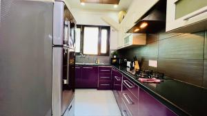 BluO 3BHK Green Park, Private Garden Lift - Balcony