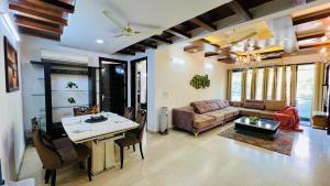 BluO 3BHK Green Park, Private Garden Lift - Balcony
