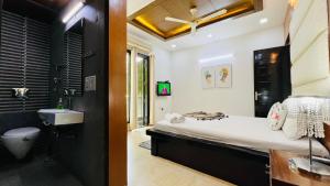 BluO 3BHK Green Park, Private Garden Lift - Balcony