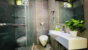 BluO 3BHK Green Park, Private Garden Lift - Balcony