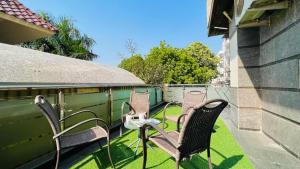 BluO 3BHK Green Park, Private Garden Lift - Balcony