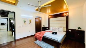 BluO 3BHK Green Park, Private Garden Lift - Balcony