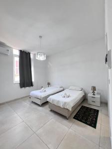 Sunshine Court Apartment No 3