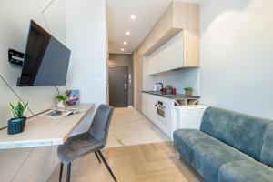 Apartment with Balcony and Parking by Renters