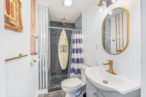 Livin Right Surf Loft: pickleball, basketball, close to the fun