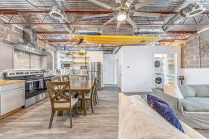 Livin Right Surf Loft: pickleball, basketball, close to the fun