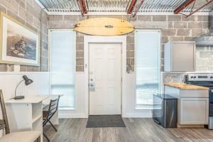 Livin Right Surf Loft: pickleball, basketball, close to the fun