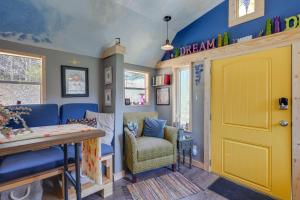 Blue Dream Cabin in Rising Fawn with Fire Pit!