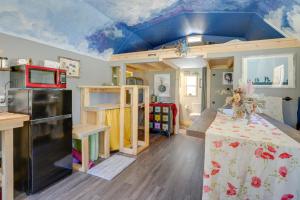 Blue Dream Cabin in Rising Fawn with Fire Pit!