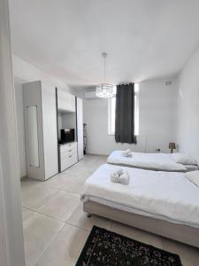 Sunshine Court Apartment No 3