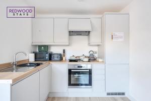 Modern Serviced Apartments For Contractors & Families with Free Parking, WiFi & Netflix By Redwood Stays
