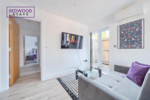Modern Serviced Apartments For Contractors & Families with Free Parking, WiFi & Netflix By Redwood Stays