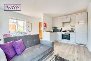 Modern Serviced Apartments For Contractors & Families with Free Parking, WiFi & Netflix By Redwood Stays