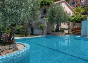 Gala’s Miracle Garden