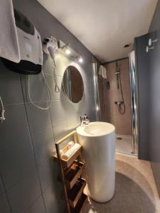 Hotels Logis Hotel Lafayette Rochefort France : Chambre Double Économique