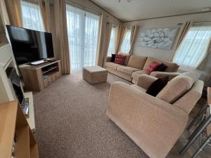 Two bedroom caravan - California Cliffs, Parkdean Resort, Scratby - Sleeps 6, bed linen, towels plus Wi-Fi included - Sorry no pets - Ref L60