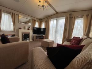 Two bedroom caravan - California Cliffs, Parkdean Resort, Scratby - Sleeps 6, bed linen, towels plus Wi-Fi included - Sorry no pets - Ref L60
