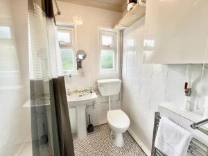 Seaside Chalet near Bracelet Bay Pass The Keys