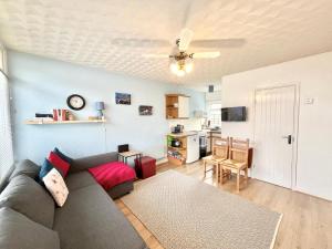 Seaside Chalet near Bracelet Bay Pass The Keys