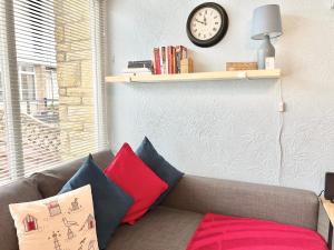 Seaside Chalet near Bracelet Bay Pass The Keys