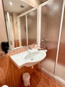 Double Room with 2 Extra Beds room in Hotel El Acebo