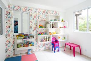 Apto em Barra Velha 340m da PRAIA com SACADA com CHURRASQUEIRA, AR CONDICIONADO WI-FI, PISCINA, PORTARIA 24h, ACADEMIA MINI MERCADO e vaga de GARAGEM